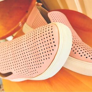 Hush Puppies shoes flat. 7 in size but it fits like 7.5. Great condition